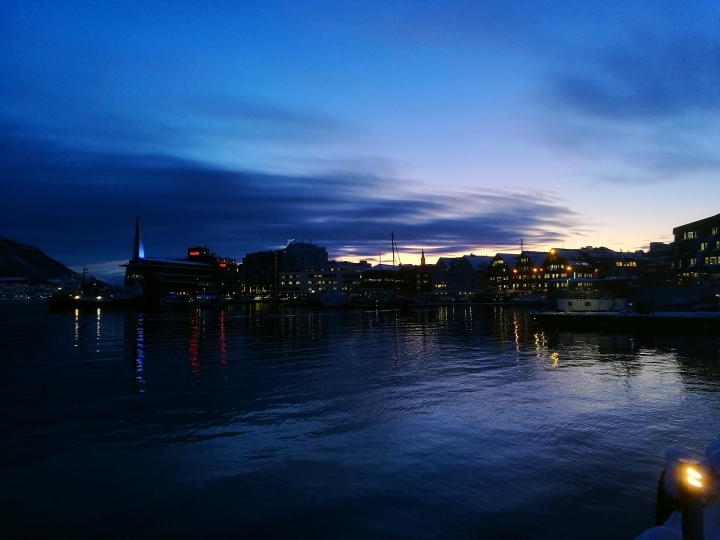 Abenddämmerung am Hafen von Tromsø